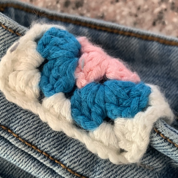 Blank NYC jean shorts w/crocheted accents. Front/back pockets. Zipper size 14 - Picture 6 of 12